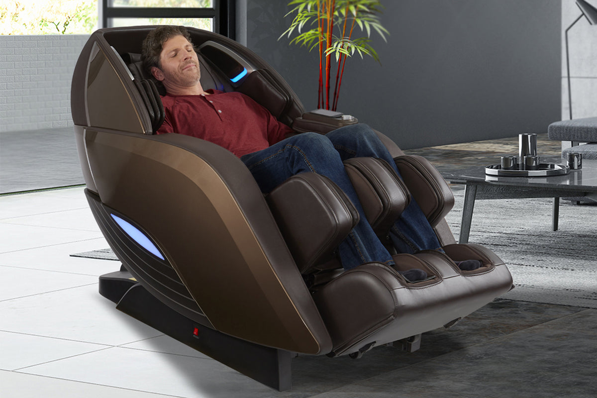 Person relaxing in the Kyota Yutaka M898 in Brown